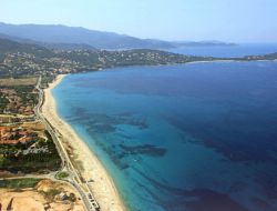 Camping en bord de mer en Corse.