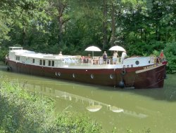 Tourisme fluvial à Avignon et sur le Canal du Rhône.