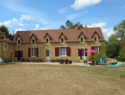 Gite de groupe avec piscine près de Sarlat.