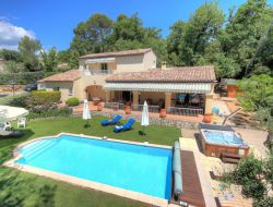 Location vacances avec piscine et jacuzzi en Provence