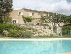 Gîte de charme avec piscine dans le Vaucluse.