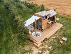 unusual stay in a tiny house near Le Mans in France. near Mont Saint Jean
