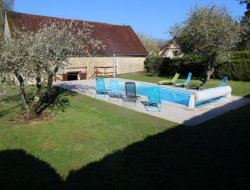 Holiday cottage with heated pool Burgundy, France near Neuvy Sautour