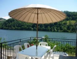 Gite au bord d'un lac en Aveyron.