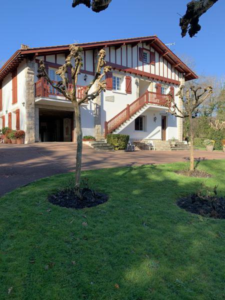 La villa et son jardin.