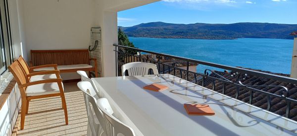 Terrasse vue lac coin repas