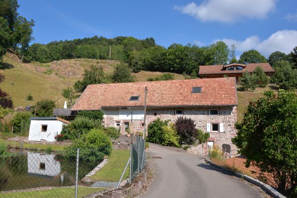 La maison, le gte se situe  droite au rdc