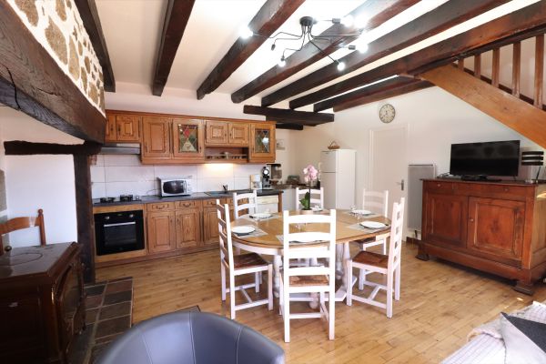 Vue sur la cuisine  avec table ovale  8-9 pers.