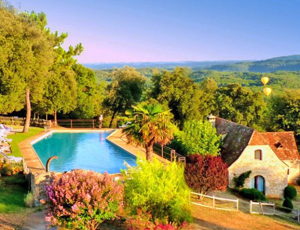Vue panoramique et la piscine de 25m. au hameau du sentier des sources  sarlat