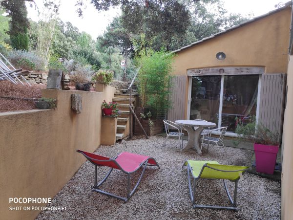La terrasse principale, en graviers...
