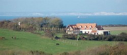 Vue de notre maison avec le gîte,à l'horizon côtes anglaises