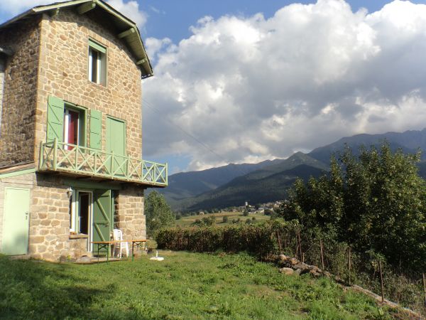 L'apartement: rez de chausse et tage avec balcon