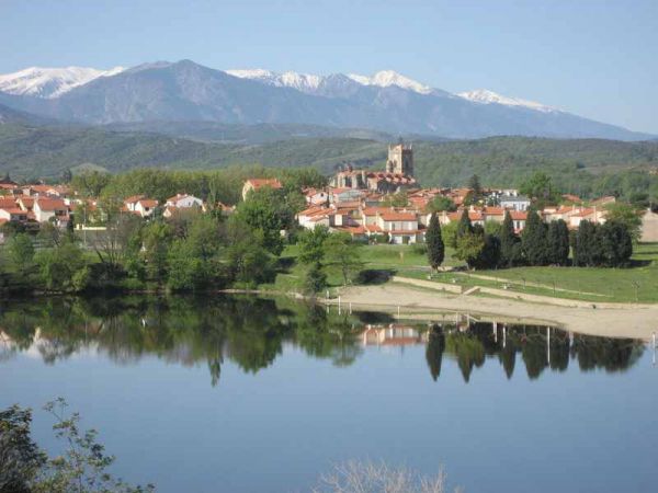 Vue du village de vina avec son lac, lieu de baig