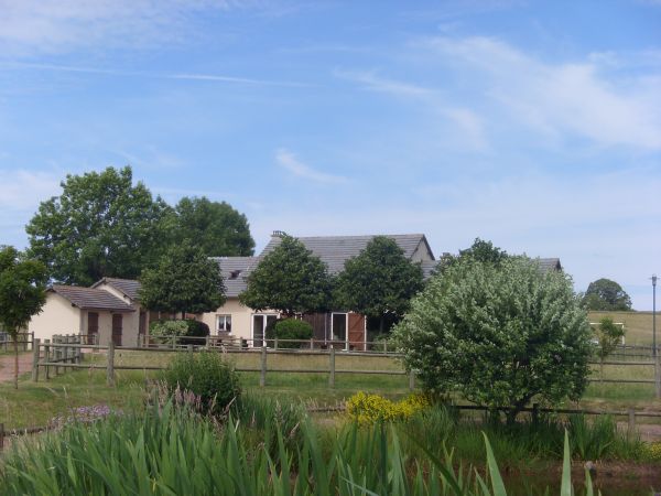 Vue d'ensemble du gte avec tang et les monts du 