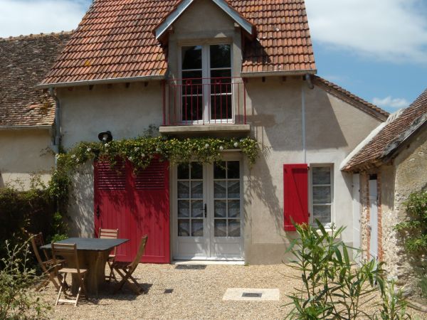 Vue extrieure et salon de jardin (photo juin 2015)