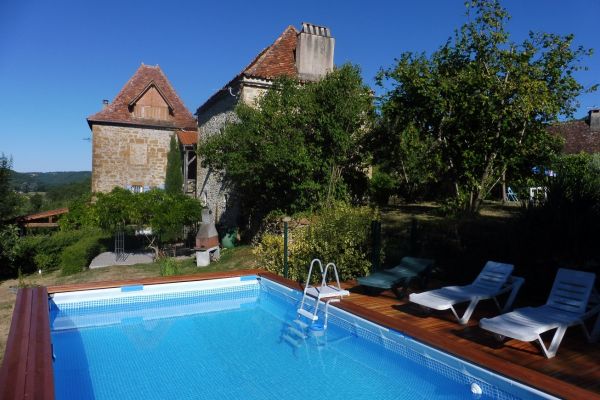 Piscine avec terrasse en bois