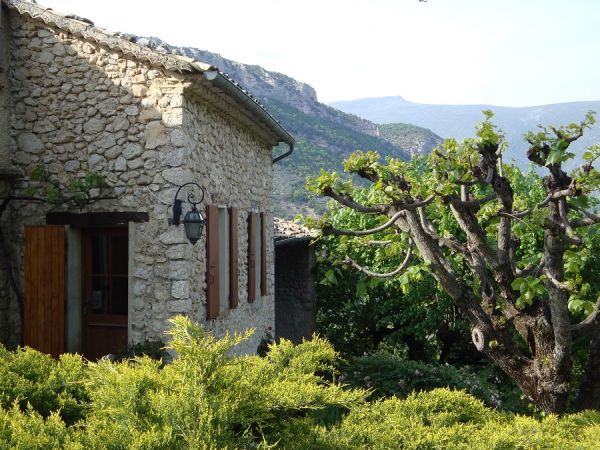 La maison et vue sur la montagne d'angle