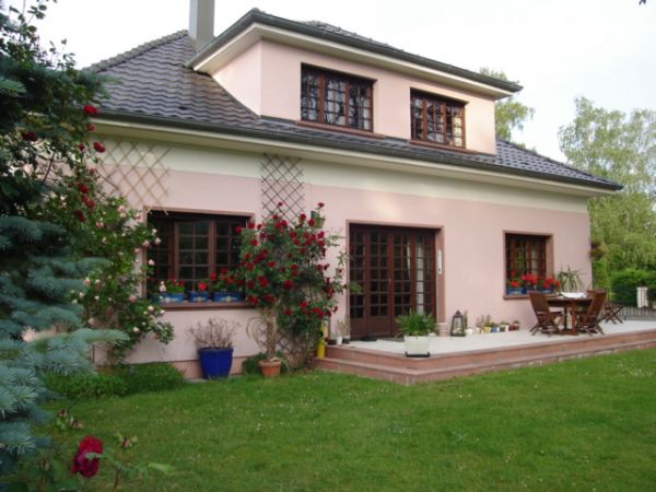 Notre maison love dans un crin de verdure