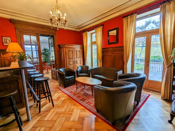 Salon - bar