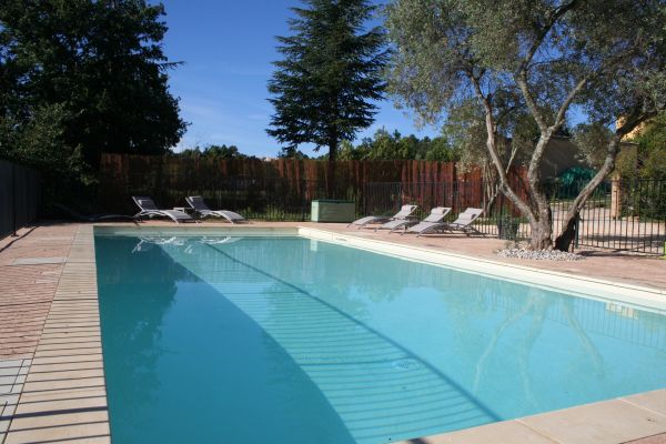 La piscine (11mx5m) est chauffée et sécurisée. elle dispose d'un système de nage à contre-