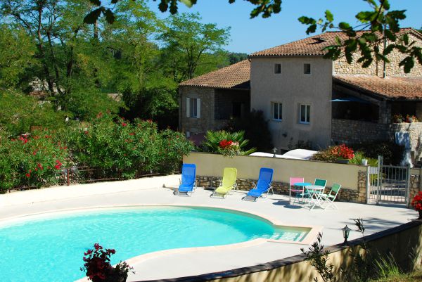 Le mas et sa piscine