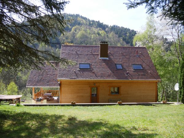 Le chalet vue est- son entre et sa terrasse couverte