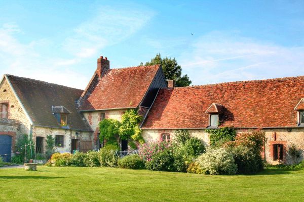 la maison vue du jardin de devant