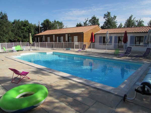 Nos 3 gtes face  la piscine chauffe et scuris
