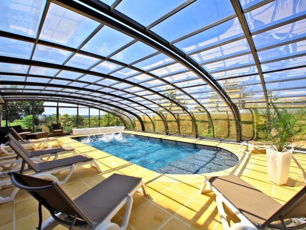 La piscine couverte chauffe
