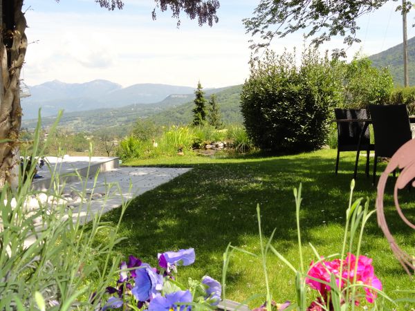 Un crin de verdure avec vue sur les montagnes
