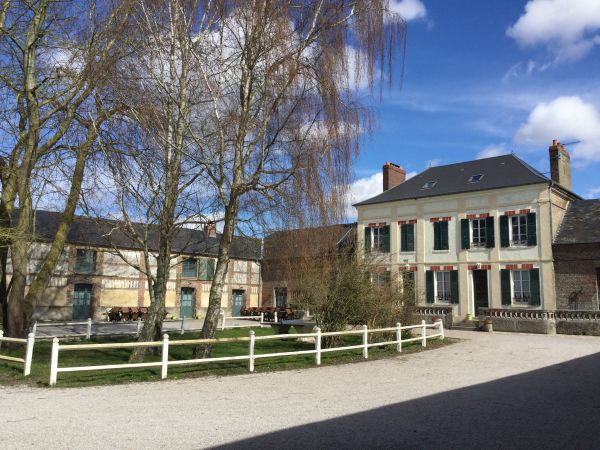 Maison principale et vue sur les gtes en baie de 