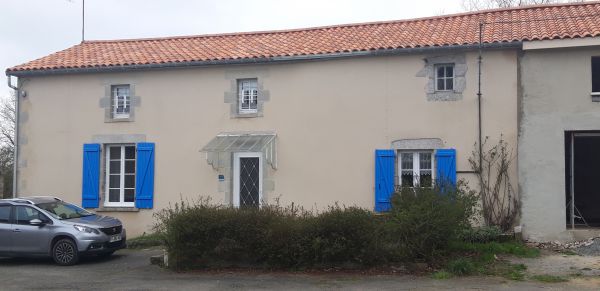 Cour et terrasse devant le gte