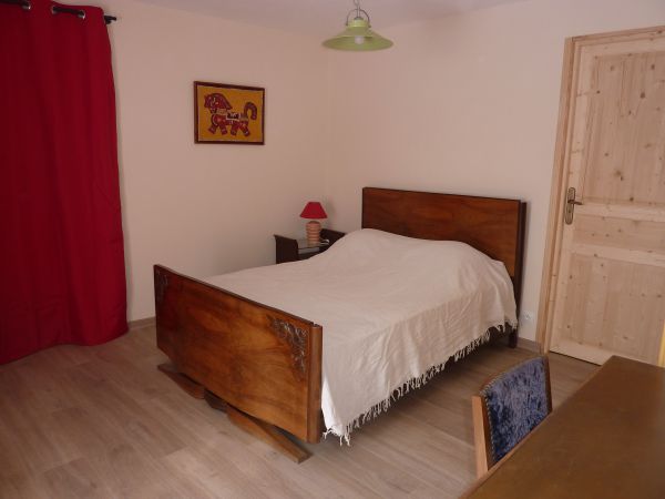 Chambre, lit double. accs salle de bain.