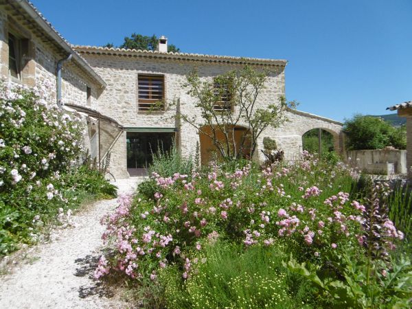 Grand gte romarin et cour intrieure