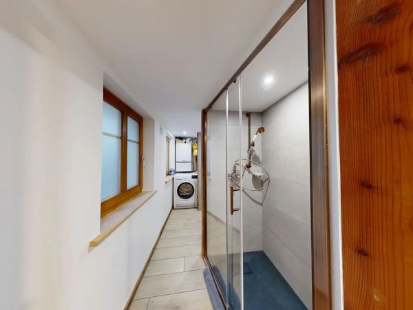 La salle de bains avec vasque, sche cheveux