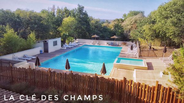 Notre piscine de 20m x 10m avec sa pataugeoire 