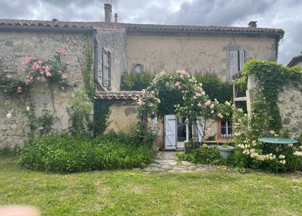 La maison ct jardin et terrasse.
