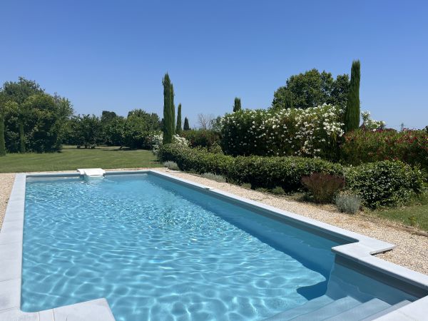La maison blanche la piscine et le jardin .