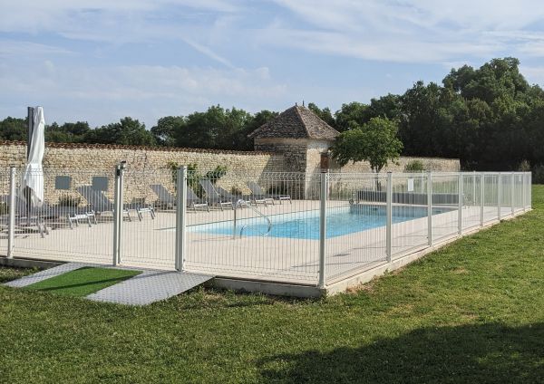 Un jardin clos de 1650m� avec balan�oire