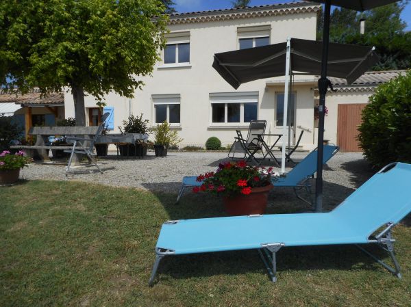 Gte, pelouse et cour