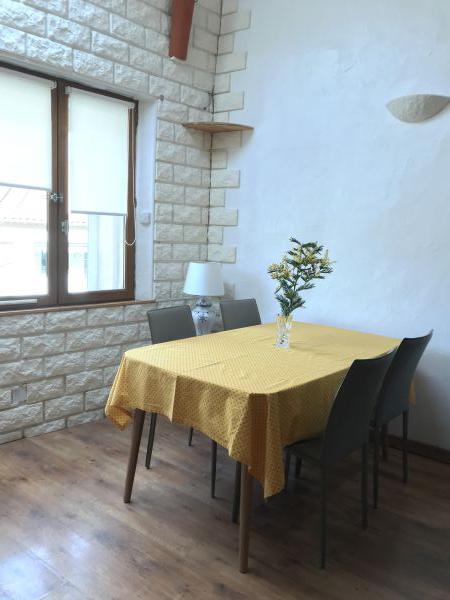 Coin repas et monte vers la mezzanine