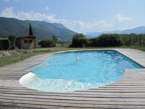 Qu'il fait bon se relaxer au bord de la piscine