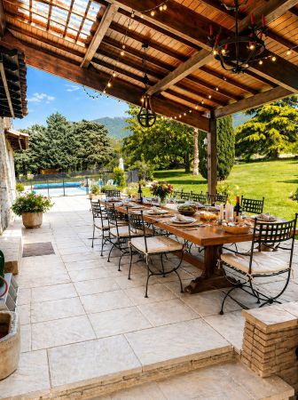 Espace terrasse couvert avec barbecue 