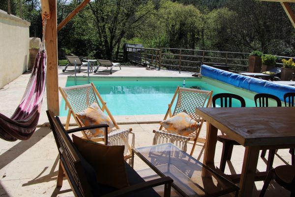 Piscine chauffe avec table et salon, parc au loin