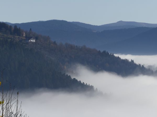 La maison au-dessus d'une mer de nuages