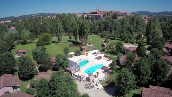 Nos piscines avec vue sur le village et la mini fe