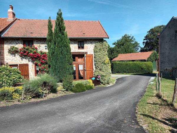 La faade du gte avec la petite cour close