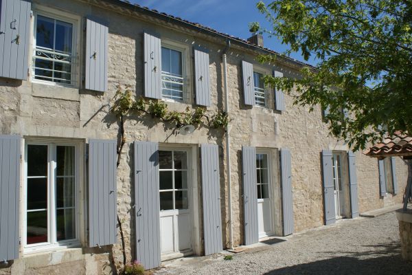 La fermette avec un jardin clos et arbor