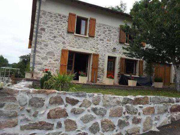 Vue de la maison en arrivant depuis la route  