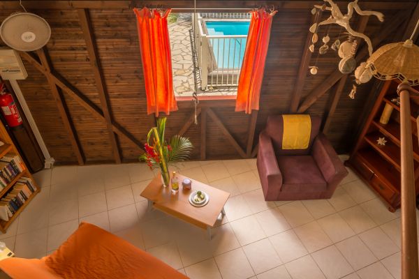 Le g�te bougainvillier, juste devant la piscine